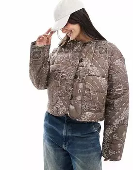 Укороченная стеганая куртка без воротника ASOS DESIGN шоколадно-коричневого цвета с принтом в виде банданы