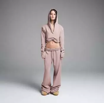 Укороченная толстовка с капюшоном и подплечниками SKIMS, цвет fawn