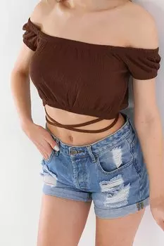 Укороченная женская блузка горько-коричневого цвета с короткими рукавами, завязанная веревкой CALMERA MODA