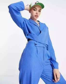 Укороченный блейзер COLLUSION с запахом в синюю тонкую полоску