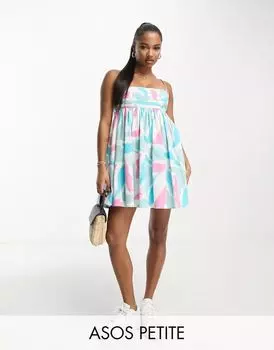 Укороченный хлопковый сарафан в стиле бэби-долл со складками ASOS DESIGN Petite абстрактного синего цвета