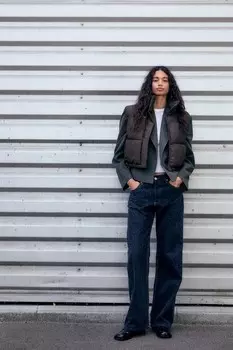 Укороченный пуховик-жилет с прорезиненным качеством ZARA, темно-коричневый