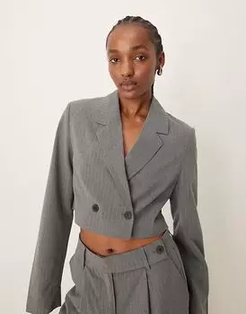 Укороченный строгий блейзер Pimkie серого цвета в тонкую полоску