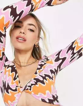 Укороченный топ Monki с длинными рукавами и оранжево-розовым абстрактным принтом