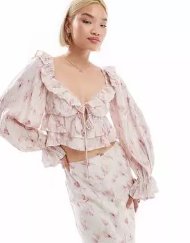 Укороченный топ с оборкой Love Triangle и размытым принтом