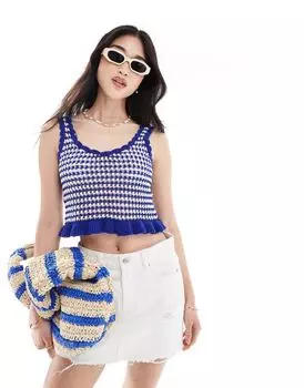 Укороченный топ Stradivarius, связанный крючком, с рюшами по краю в синюю полоску