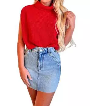 Укороченный топ-водолазка без рукавов Jane красного цвета day + moon