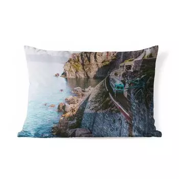 Уличная подушка MuchoWow - Италия - Поезд - Море - 60x40 см - Устойчивость к атмосферным воздействиям - Подушка для отдыха - Чехлы для подушек - Декоративные чехлы для подушек - Декоративные чехлы для подушек, мультиколор