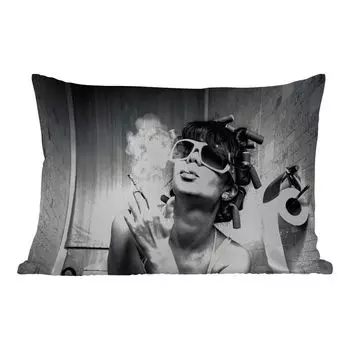 Уличная подушка MuchoWow - Женщина - Винтаж - Бигуди - Туалет - Сигарета - 50x30 см - Устойчивость к атмосферным воздействиям - Подушка для отдыха - Чехол на подушку - Хлопчатобумажная ткань - Декоративные наволочки, мультиколор