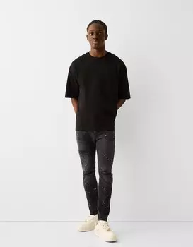Узкие джинсы с рваными пятнами краски Bershka, серый