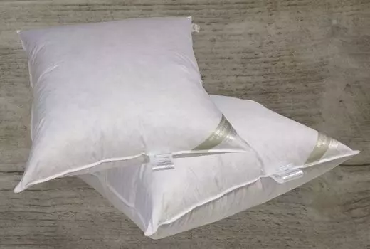 В упаковке 2 очень объемные перьевые подушки, очень твердые 80х80 2000г Betten Hofmann