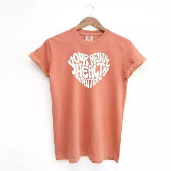 Ваше психическое здоровье имеет значение Футболки, окрашенные в виде сердца Simply Sage Market