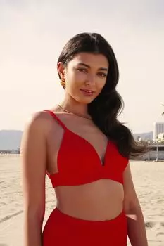 Верх бикини с завязкой сзади и треугольными чашками Friends Like These, красный