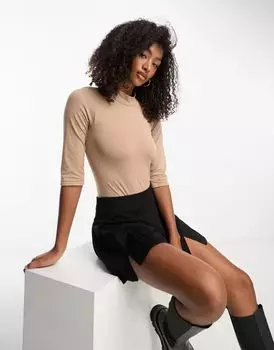 Vero Moda – бесшовное боди бежевого цвета с высоким воротником и рукавами средней длины