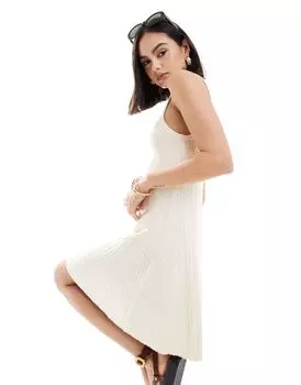 Vero Moda — расклешенное трикотажное платье кремового цвета с вырезом-борцовкой