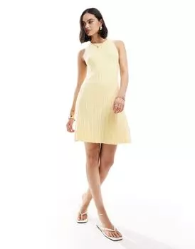 Vero Moda - Желтое расклешенное трикотажное платье с воротником-борцовкой