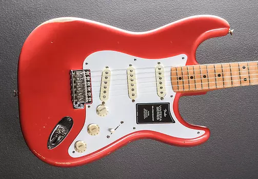 Vintera Road Worn Stratocaster 50-х — Fiesta Red Fender Vintera Road Worn 50’s Stratocaster –