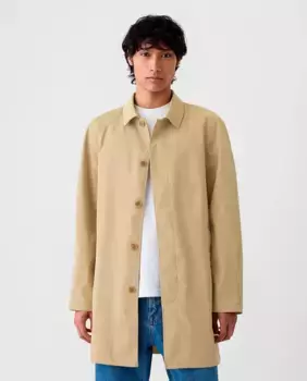 Водоотталкивающий мужской плащ. Заостренный воротник и пуговицы спереди. Наклонные карманы Gap, цвет Kaki