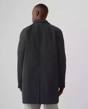 Водоотталкивающий мужской плащ. Заостренный воротник и пуговицы спереди. Наклонные карманы Gap, темно-синий