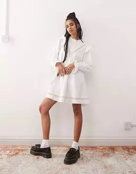 Восстановленное винтажное мини-платье-халат белого цвета со вставками из кружева и оборками Reclaimed Vintage