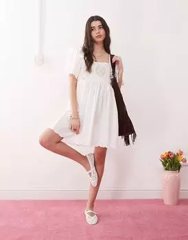 Восстановленное винтажное платье-халат в стиле вестерн с вышитыми кружевными деталями белого цвета Reclaimed Vintage