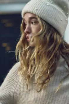 Вязаная шапка с отворотом и искусственным жемчугом ZARA, экрю