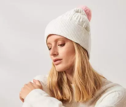Вязаная шапка с помпоном Tchibo, кремово-белый