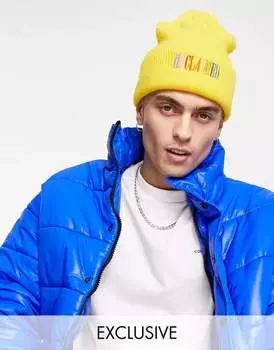 Вязаная шапка унисекс горчичного цвета Reclaimed Vintage Inspired с радужным логотипом