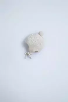 Вязаная шапочка с помпоном ZARA, экрю