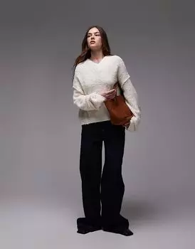 Вязаный джемпер из букле с высоким V-образным вырезом кремового цвета Topshop