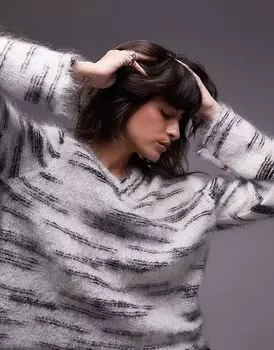 Вязаный джемпер из премиального мохера с V-образным вырезом в монохромном исполнении Topshop