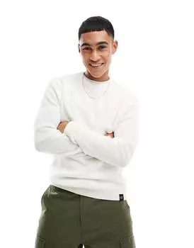 Вязаный джемпер в рубчик цвета экрю Pull&Bear