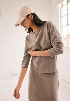 Вязаный свитер COSY SOFT TOUCH CREW NECK, REGULAR FIT Next, серо-коричневый