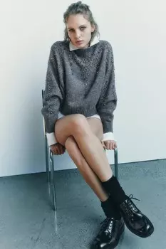 Вязаный свитер с бисерами и стразами ZARA, серый мергель