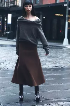 Вязаный свитер с открытыми плечами ZARA, серый мергель