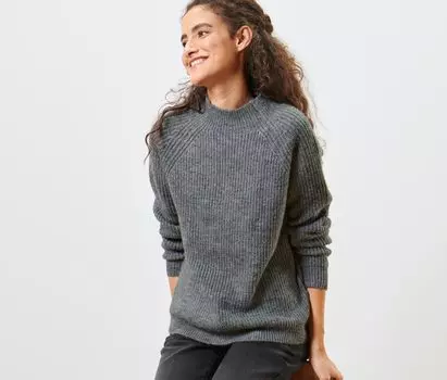 Вязаный свитер с воротником стойкой Tchibo, хизер серый