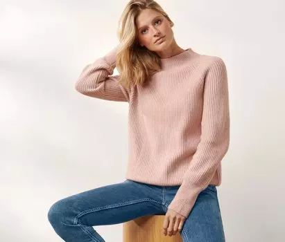 Вязаный свитер с воротником стойкой Tchibo, роза