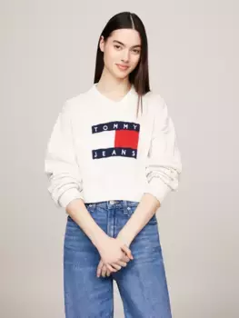 Вязаный свитер Tommy Jeans "TJW VNCK CENTER FLAG SWEATER EXT" с центральным логотипом Tommy Jeans, белый