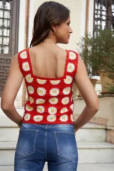 Вязаный жилет крючком с цветочным узором Daisy Threadbare, красный