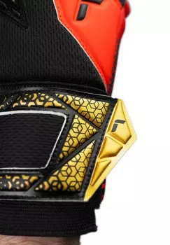 Вратарские перчатки ATTRAKT FREEGEL Reusch, черный