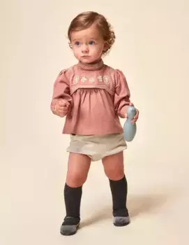 Вышитая футболка для девочки с лебединым вырезом Gocco, цвет Maquillaje