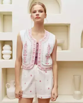 Вышитый женский жилет Green Coast, цвет 120 Crudo