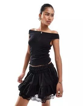 Weekday – Regina – Черный топ с открытым вырезом, рюшами и декоративной строчкой спереди