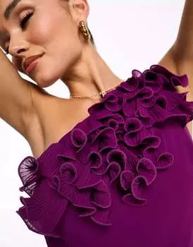 Ягодное платье макси на одно плечо с рюшами TFNC