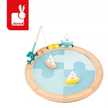 Янод, Деревянный поезд с рельсами, лодками и моделью озера Болид 2+ Janod