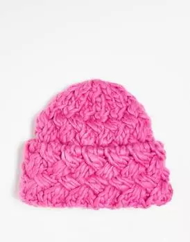Ярко-розовая шапка унисекс крупной вязки крючком COLLUSION