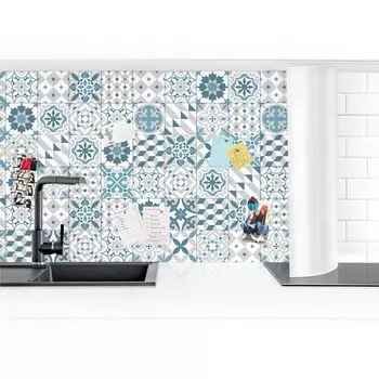 Задняя стенка кухни – микс плитки Geometric сине-серый, размер ВхШ: 70см х 350см, отделка: Премиум глянец PPS. Digital Printing, белый