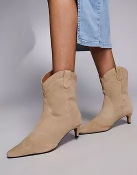 Замшевые ковбойские ботинки на каблуке-рюмочке бежевого цвета River Island