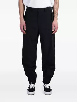 Зауженные брюки Attachment, черный