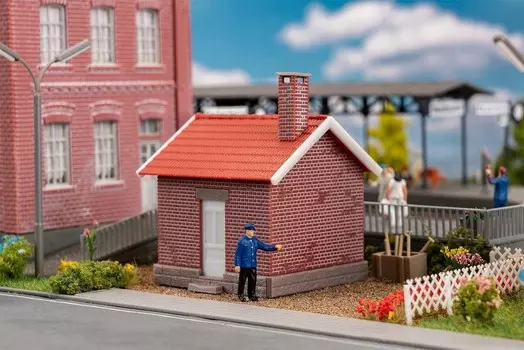 Здание железной дороги с железнодорожником, Фаллер 120306 Faller